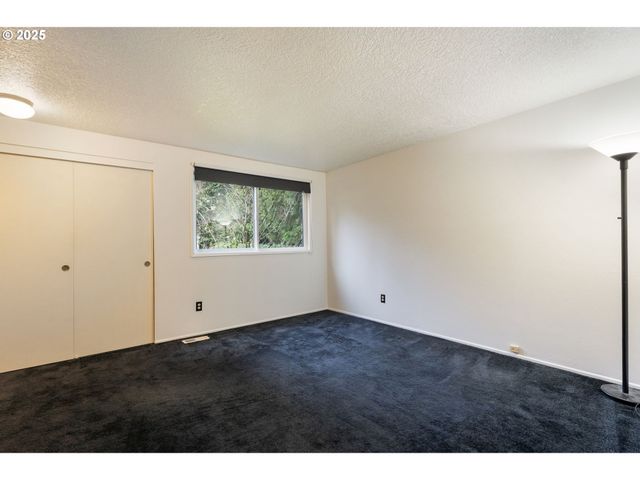 4880 Sw SCHOLLS FERRY Rd 32, Portland, OR 97225