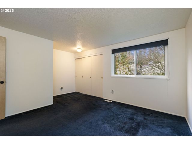 4880 Sw SCHOLLS FERRY Rd 32, Portland, OR 97225