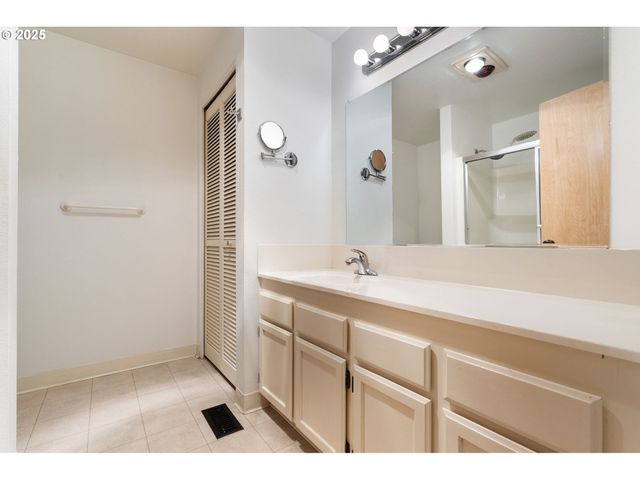 4880 Sw SCHOLLS FERRY Rd 32, Portland, OR 97225