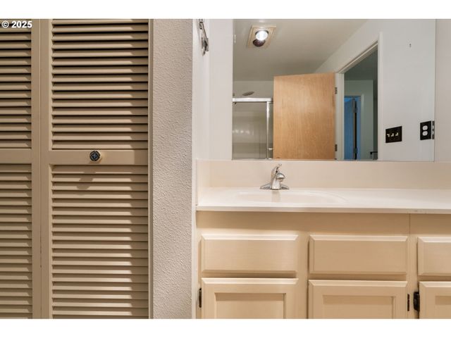 4880 Sw SCHOLLS FERRY Rd 32, Portland, OR 97225