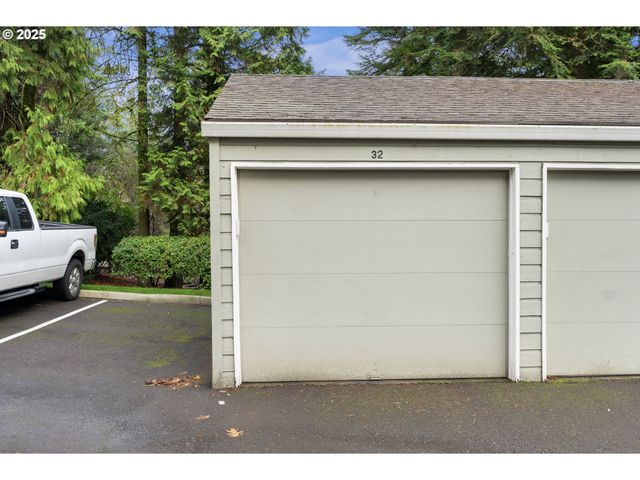 4880 Sw SCHOLLS FERRY Rd 32, Portland, OR 97225