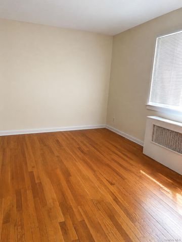 260-51 73rd Avenue, Glen Oaks, NY 11004