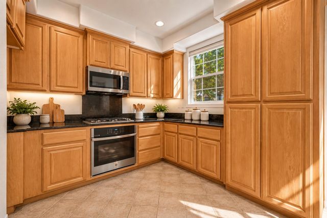 11013 International Dr, Rancho Cordova, CA 95670
