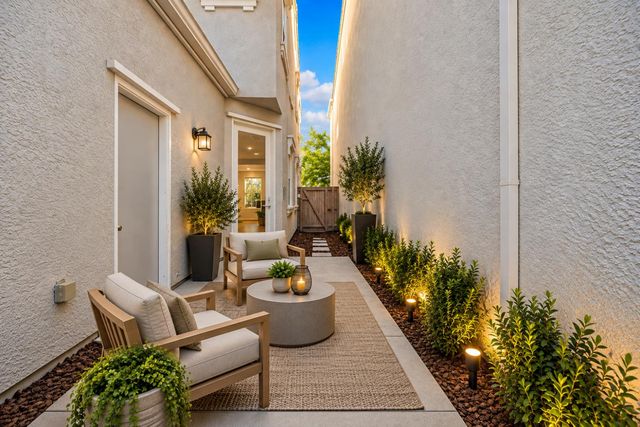 11013 International Dr, Rancho Cordova, CA 95670