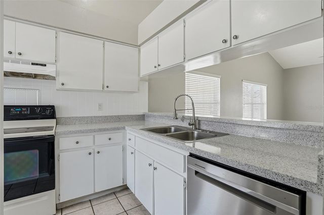 8622 COTTONWAY LANE, Tampa, FL 33635