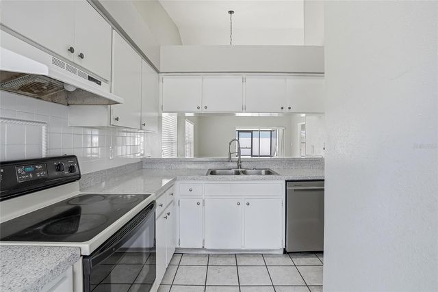 8622 COTTONWAY LANE, Tampa, FL 33635