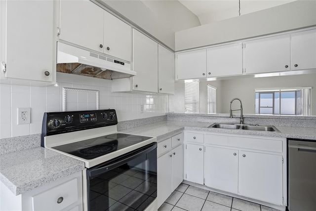 8622 COTTONWAY LANE, Tampa, FL 33635