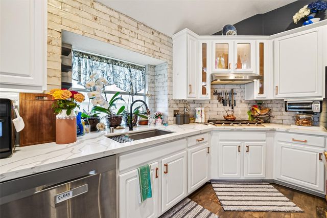 1110 Carriage Court, Seabrook, TX 77586