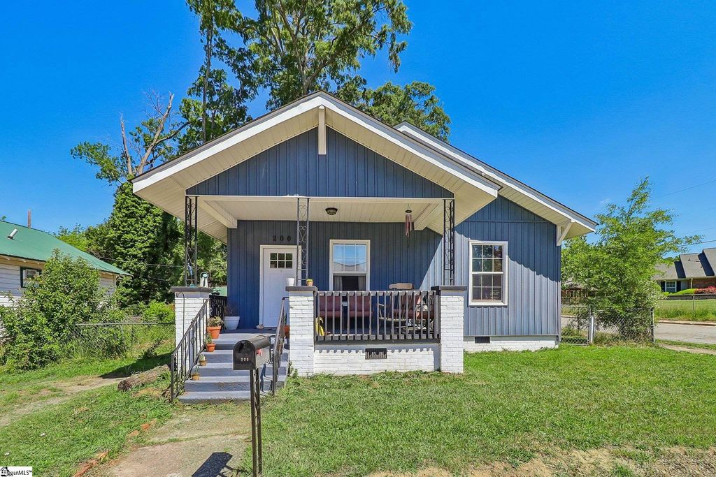 200 Jefferson Street, Clinton, SC 29325