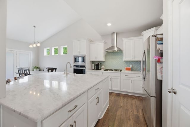 1265 Cotillion Dr, Murfreesboro, TN 37128