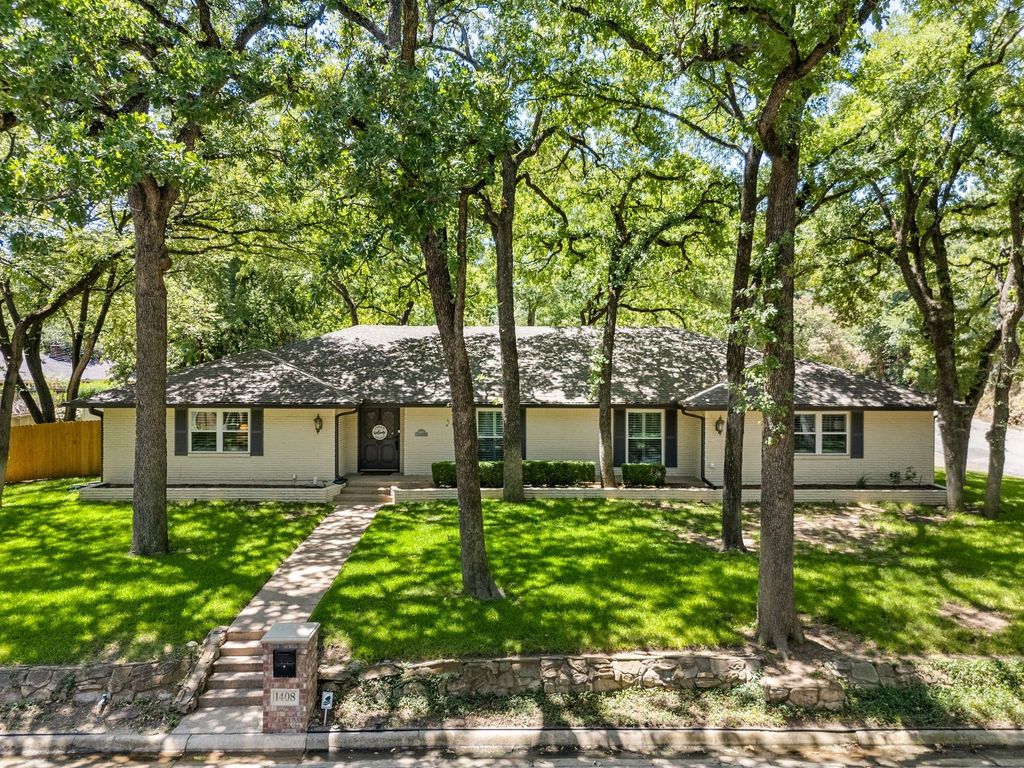 1408 Pebble Creek, Euless, TX 76040