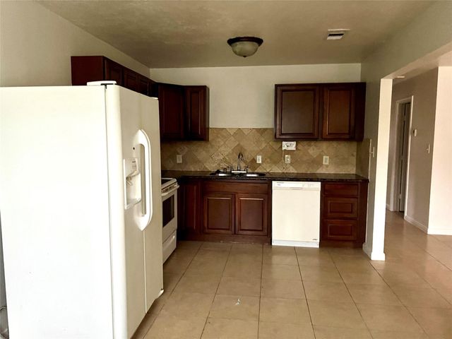4725 10th Street, Bacliff, TX 77518