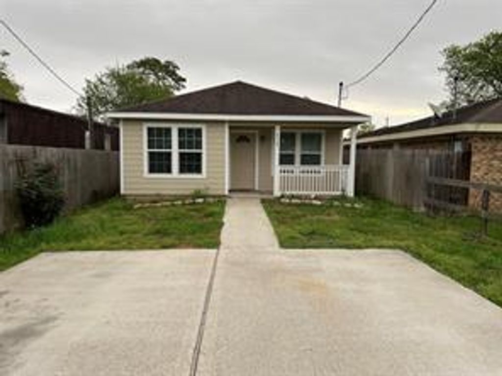 4725 10th Street, Bacliff, TX 77518