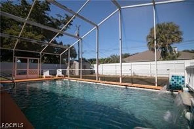 905 SE 27th TER, Cape Coral, FL 33904