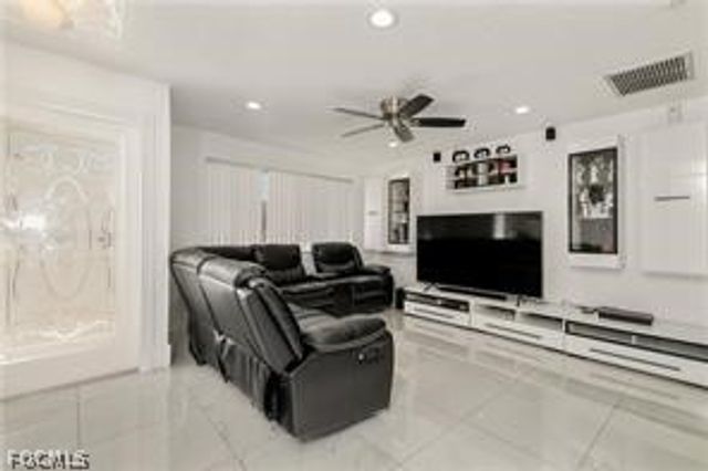 905 SE 27th TER, Cape Coral, FL 33904