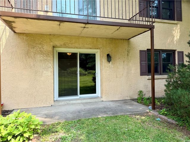 2402 Woodstock Dr A, Bethlehem City, PA 18017