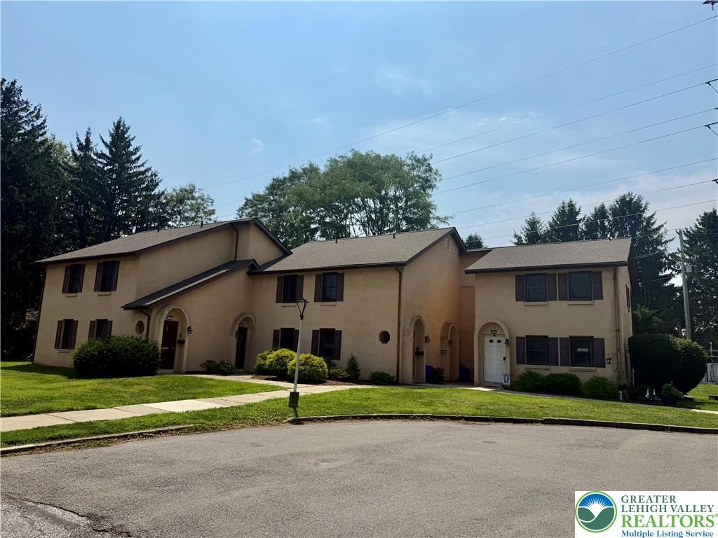 2402 Woodstock Dr A, Bethlehem City, PA 18017