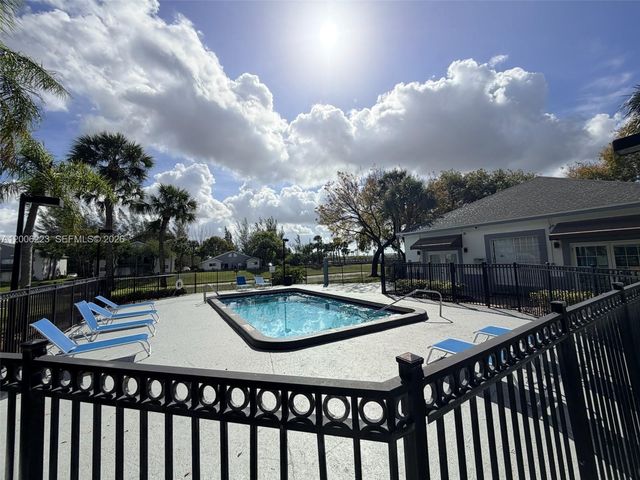 960 Lake Victoria Dr C, West Palm Beach, FL 33411