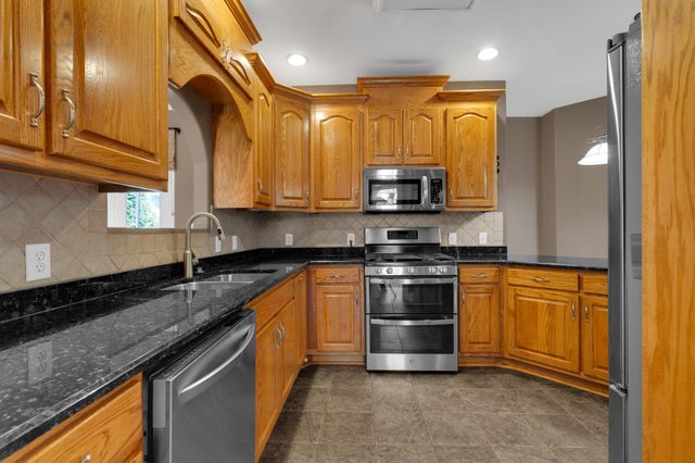 225 Crimson Dr, Winchester, TN 37398