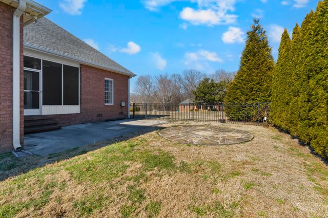 225 Crimson Dr, Winchester, TN 37398