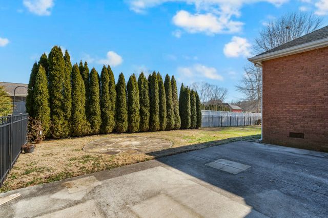 225 Crimson Dr, Winchester, TN 37398