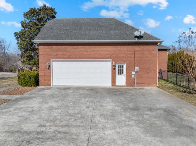 225 Crimson Dr, Winchester, TN 37398