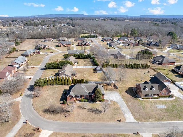 225 Crimson Dr, Winchester, TN 37398