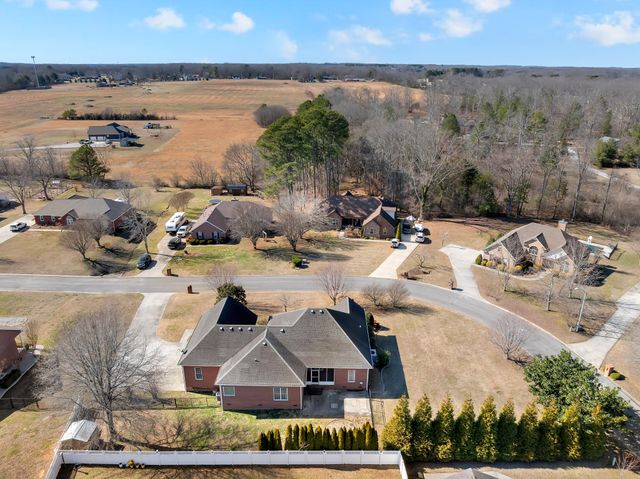 225 Crimson Dr, Winchester, TN 37398