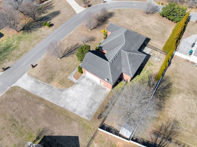 225 Crimson Dr, Winchester, TN 37398