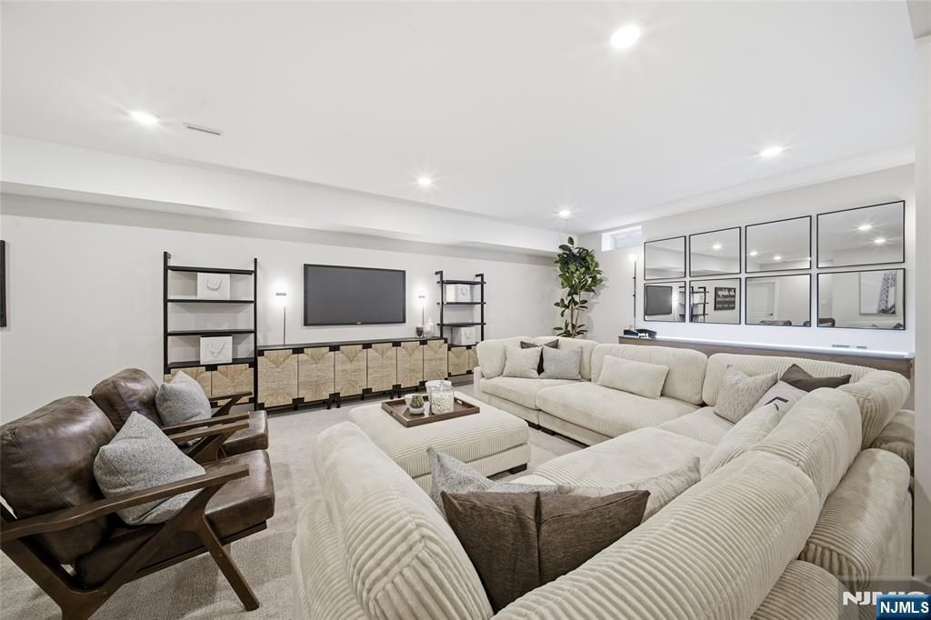 16 Belmont Place, Oakland, NJ 07036