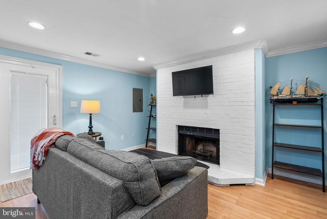 6045 CROWN ROYAL CIR, Alexandria, VA 22310