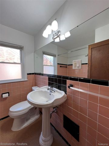 23280 Forest Street, Oak Park, MI 48237