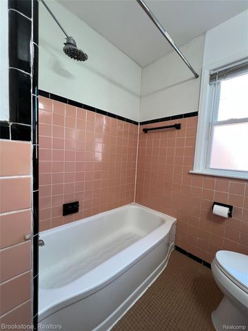 23280 Forest Street, Oak Park, MI 48237