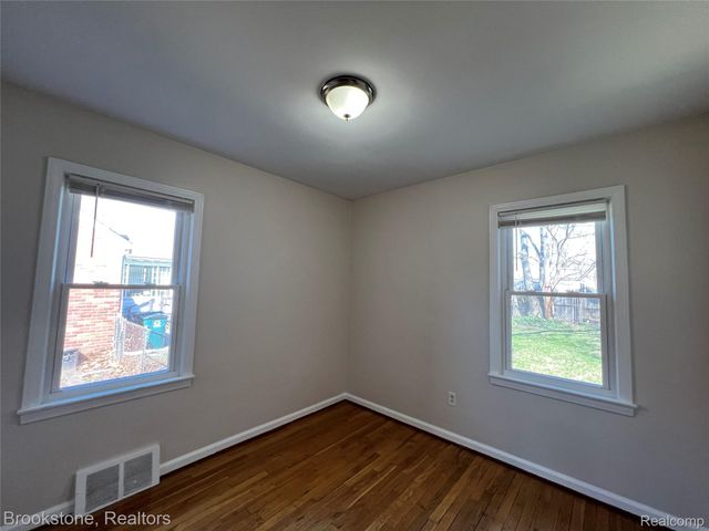 23280 Forest Street, Oak Park, MI 48237