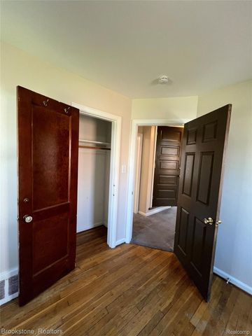 23280 Forest Street, Oak Park, MI 48237