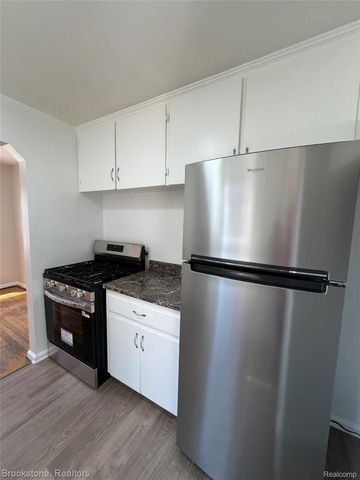 23280 Forest Street, Oak Park, MI 48237