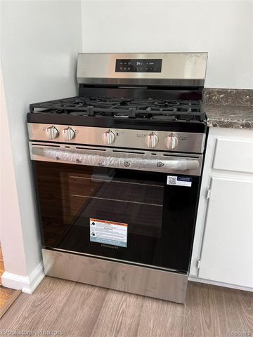 23280 Forest Street, Oak Park, MI 48237