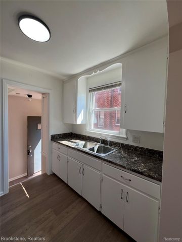 23280 Forest Street, Oak Park, MI 48237