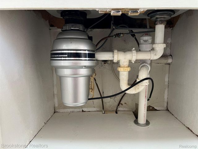 23280 Forest Street, Oak Park, MI 48237