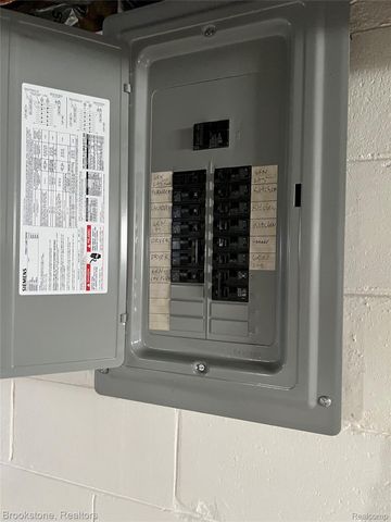 23280 Forest Street, Oak Park, MI 48237