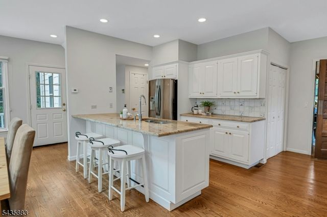 89 Beechwood Rd, Summit City, NJ 07901