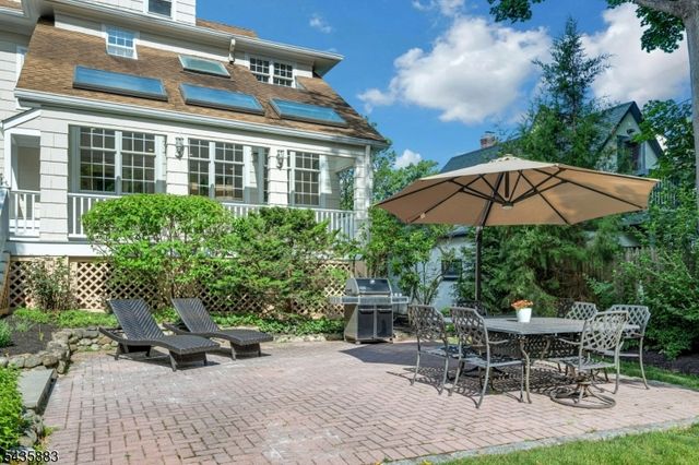89 Beechwood Rd, Summit City, NJ 07901