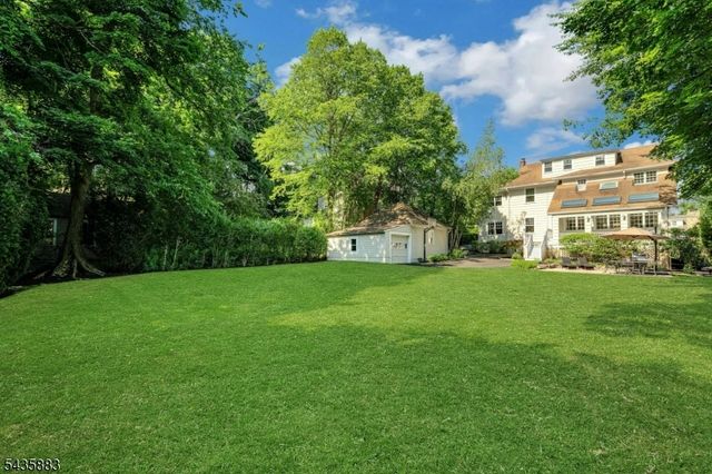 89 Beechwood Rd, Summit City, NJ 07901