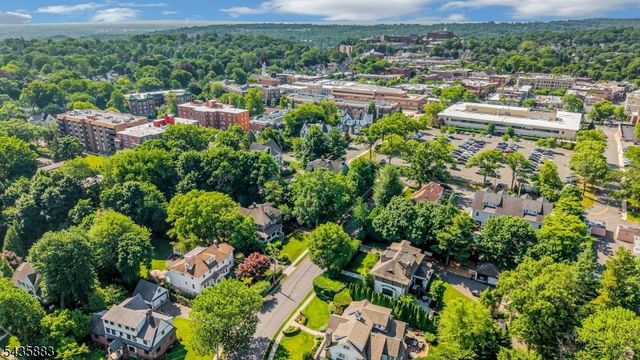 89 Beechwood Rd, Summit City, NJ 07901