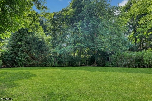 89 Beechwood Rd, Summit City, NJ 07901