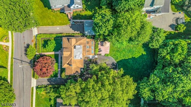 89 Beechwood Rd, Summit City, NJ 07901