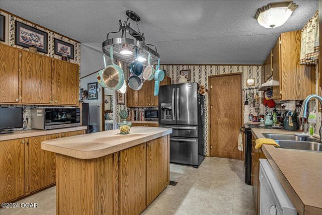 943 Hickory Lane, Pineville, MO 64856