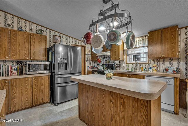 943 Hickory Lane, Pineville, MO 64856