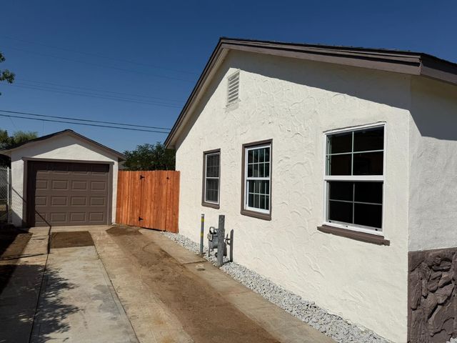 2033 Mayfair Drive E, Fresno, CA 93703