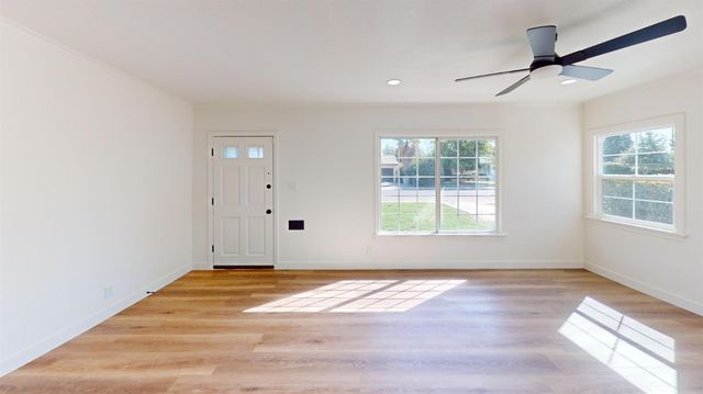 2033 Mayfair Drive E, Fresno, CA 93703